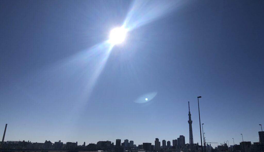 真夏の強い日差しと空