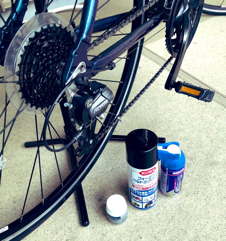 自転車のチェーンに油をさす