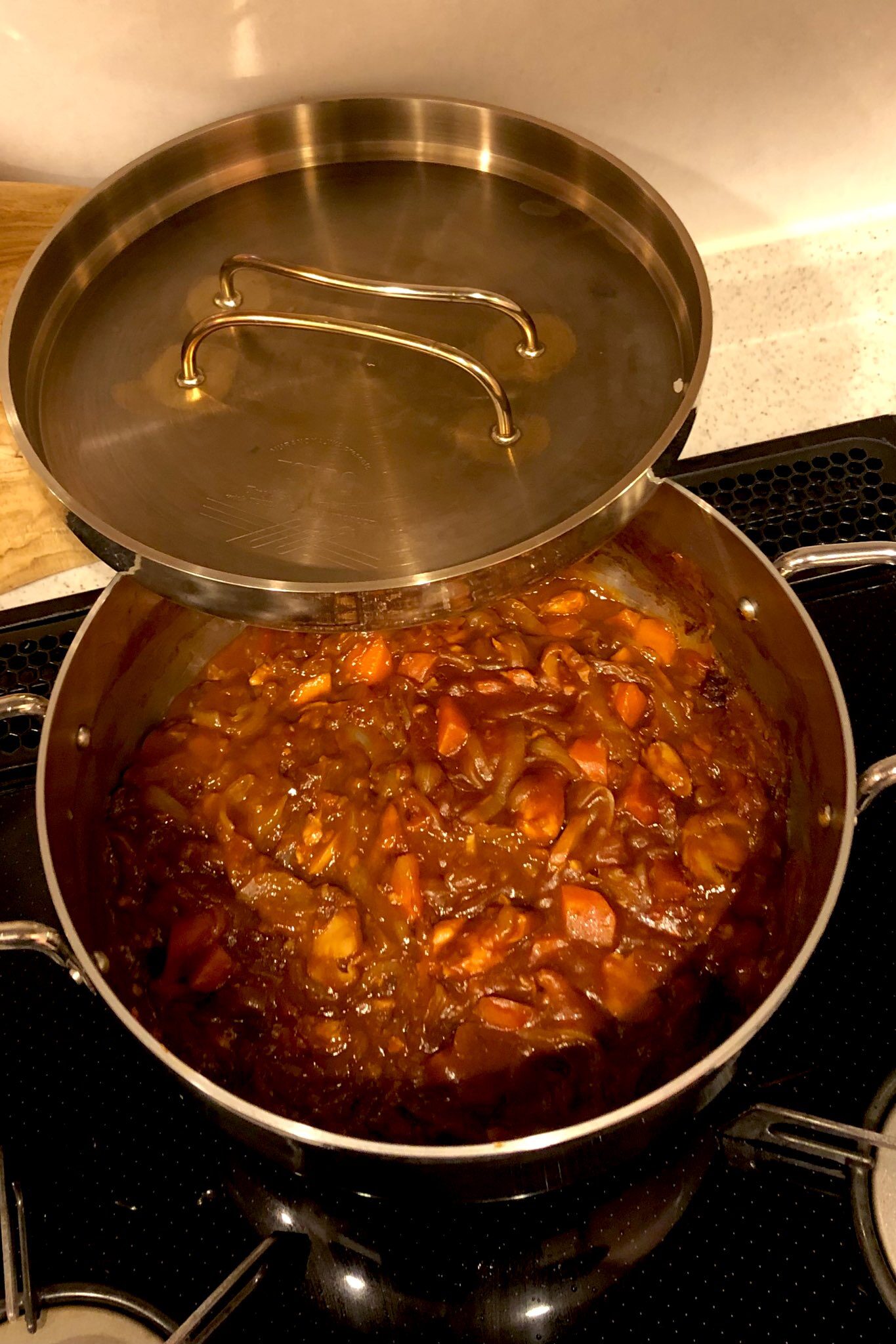 鍋で煮込んでいるカレー