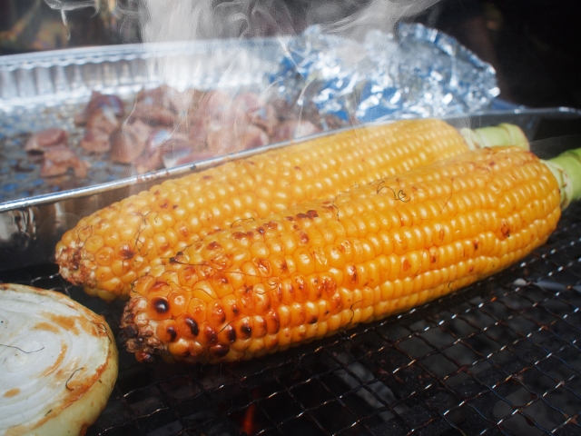 醤油をぬって焼き色がついた焼きとうもろこし