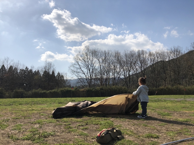 子どもと一緒にテントを設営する