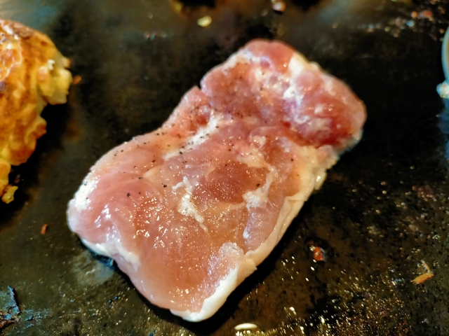 焼く前の鶏肉