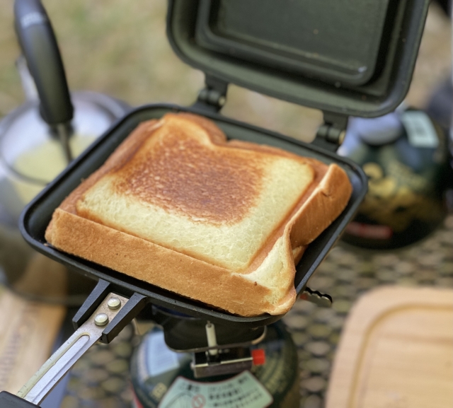 ホットサンドメーカーで焼いた食パン