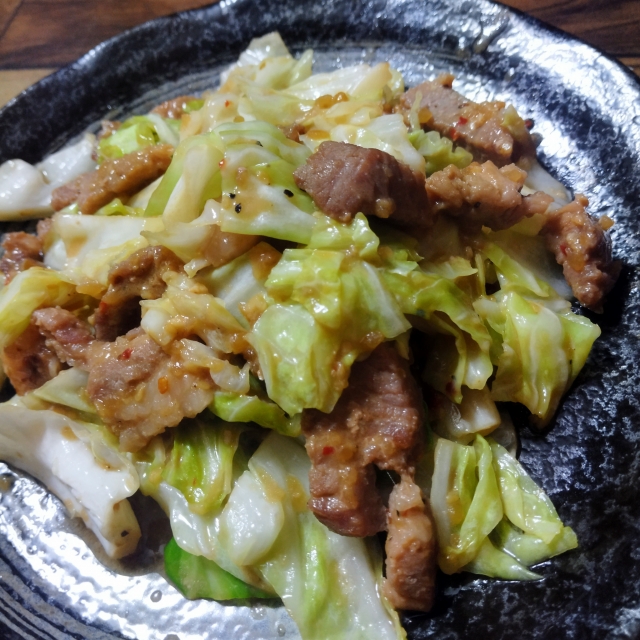 鉄板で焼く肉と野菜