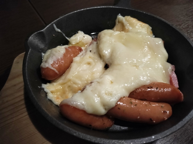 ソーセージとチーズのスキレット料理
