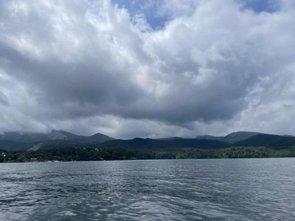 曇り空の湖と山