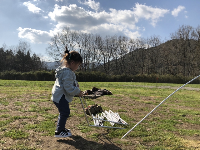キャンプ場で遊ぶ子ども