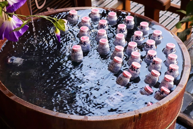 木桶に張った水で冷やされている瓶入りの飲み物