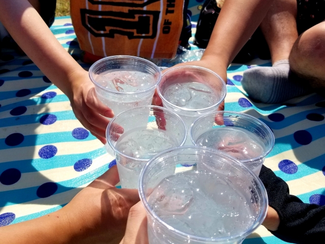 氷水で飲み物を冷やす様子｜撮影後の手入れ