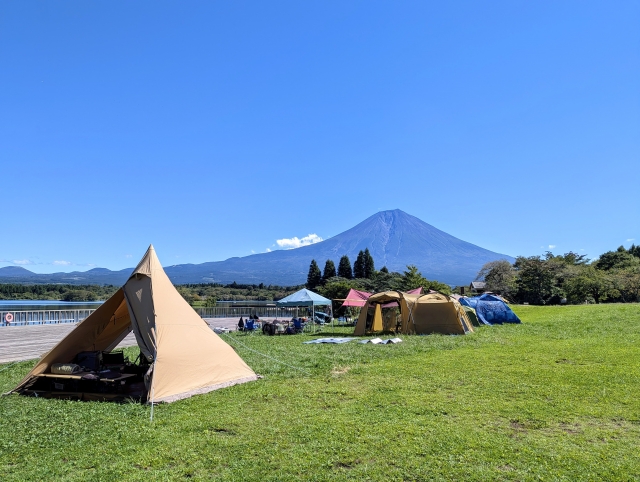 富士山を望む高原のキャンプ場の風景