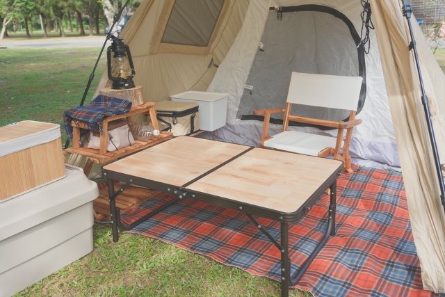 テントの前室に並べたキャンプのテーブルとチェア