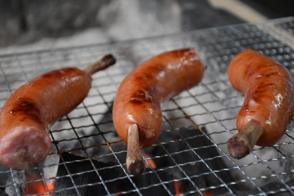 網で焼くソーセージ