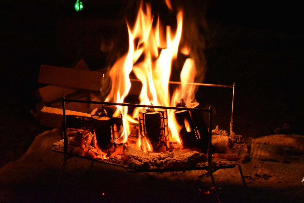 夜の焚き火の炎