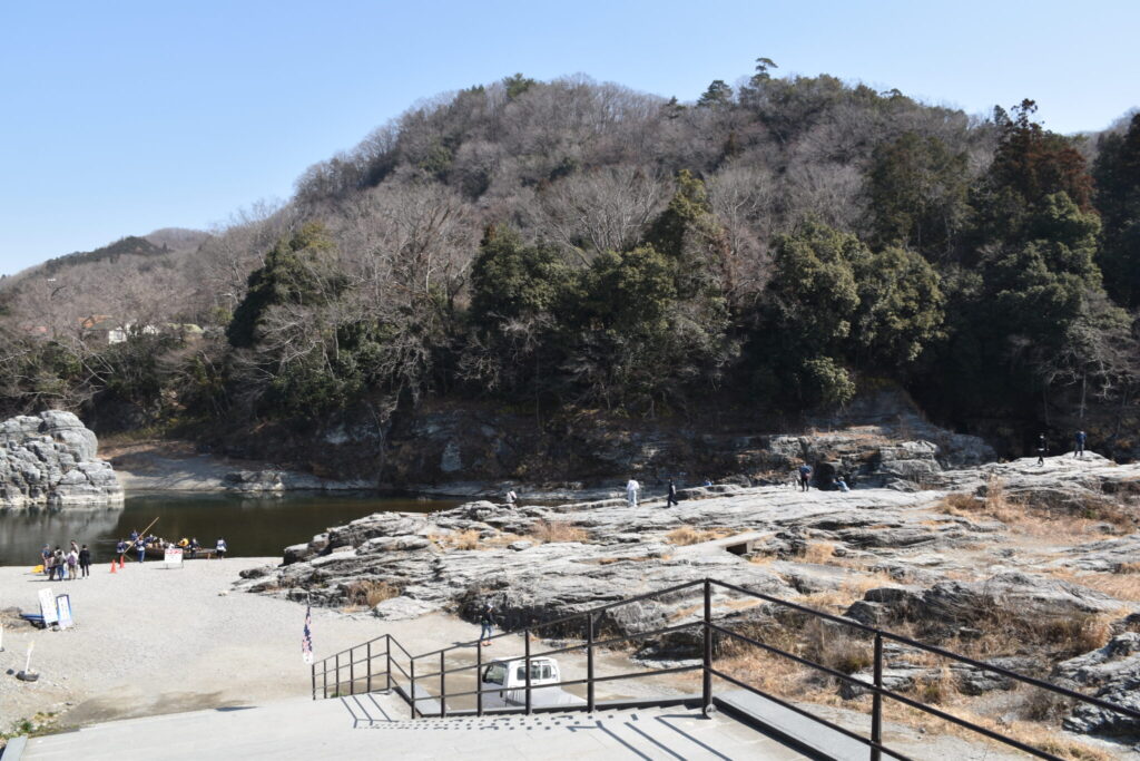 河原の岩場