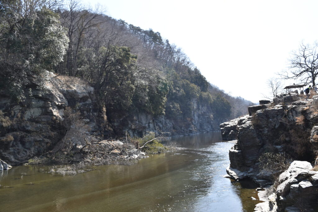 渓谷を流れる川