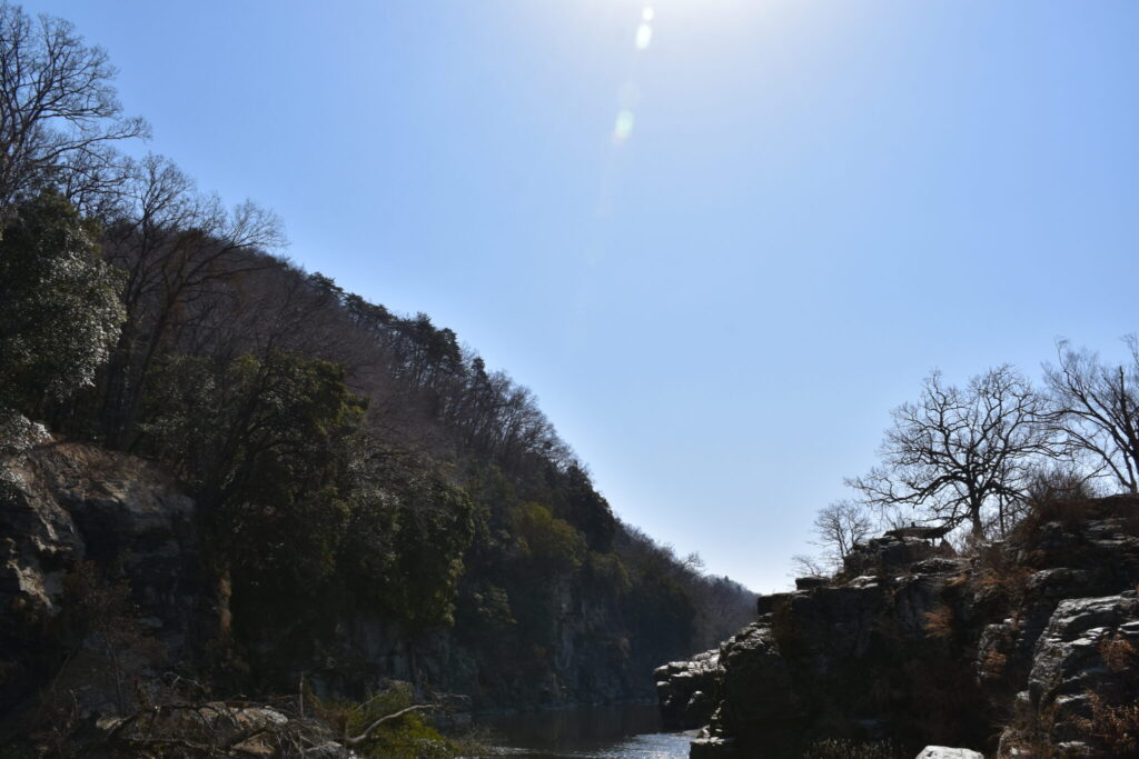 渓谷の崖と青空