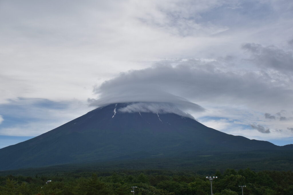雲がかかった富士山