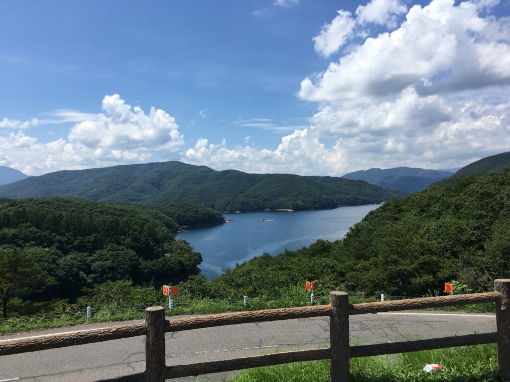 湖と山の風景