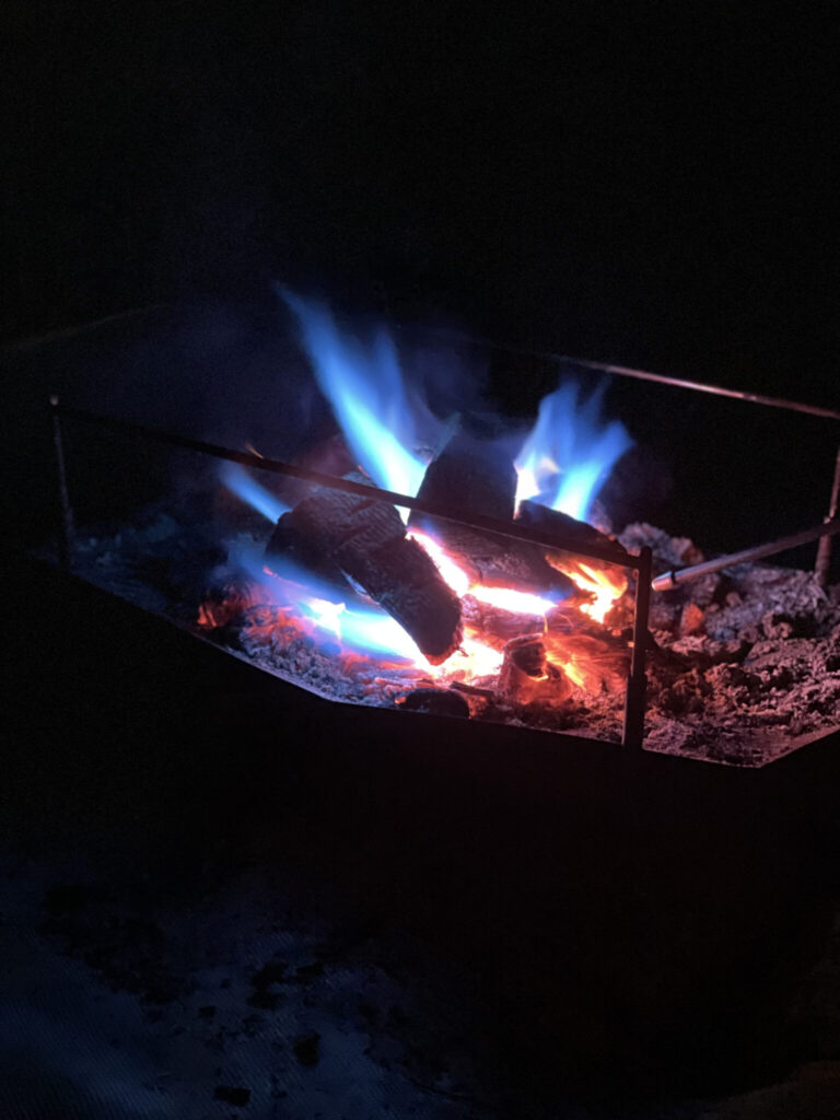 燃えている炭と青い炎