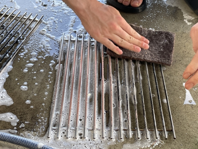 BBQの網を洗う