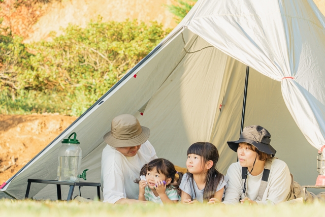 テントの下でくつろぐ家族