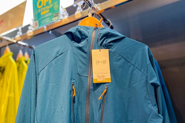 店頭に並ぶ夏用の薄手ジャケット