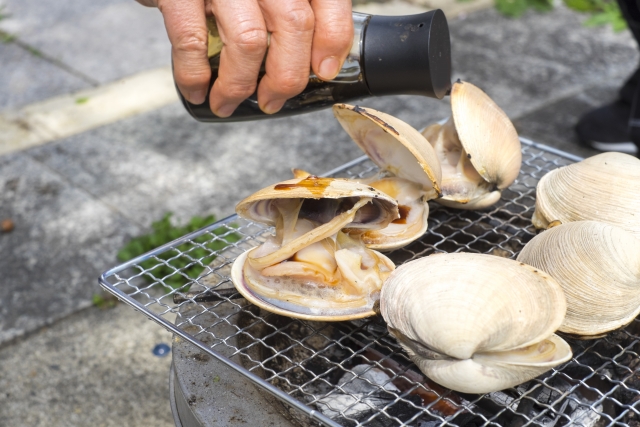 網の上で焼くハマグリ