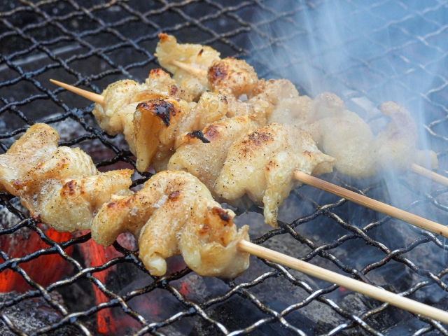 炭火で焼く串焼き