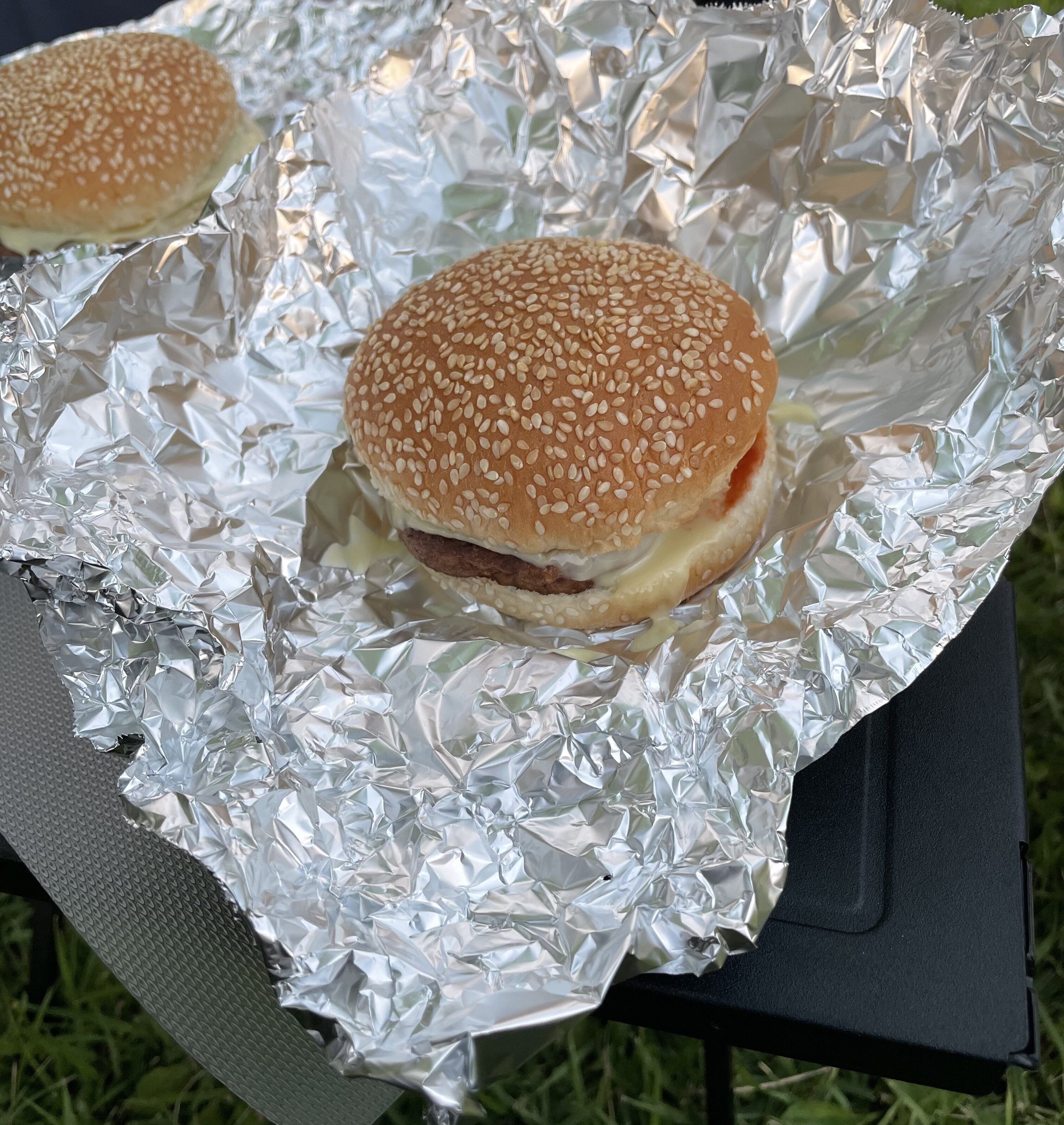 ホイルに包んで焚き火で焼いたハンバーガー