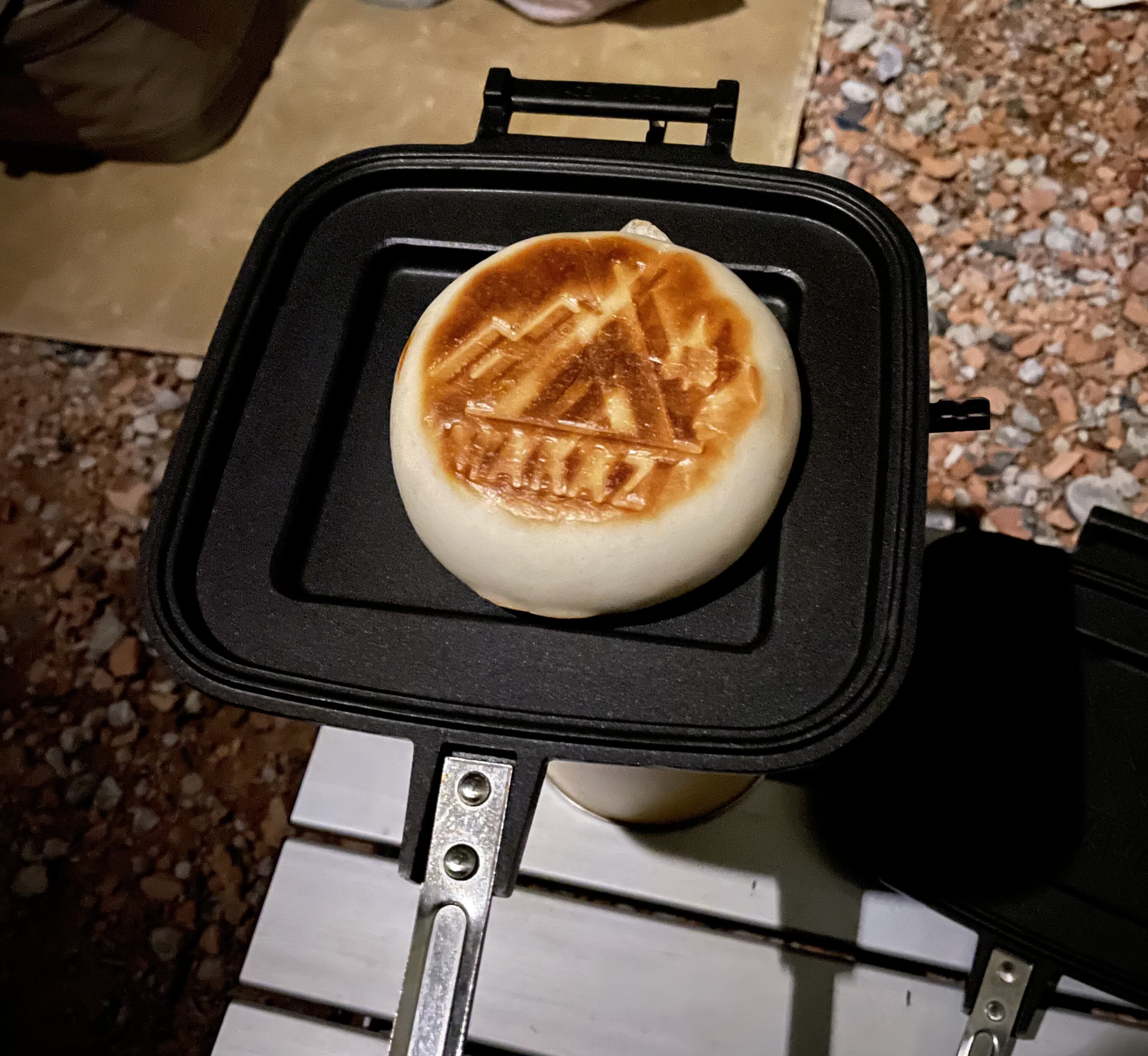 ホットサンドメーカーで焼いた肉まん