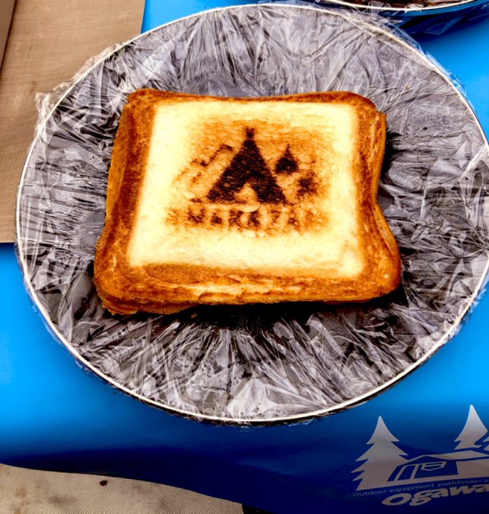 ホットサンドメーカーの焼き印が入った食パン