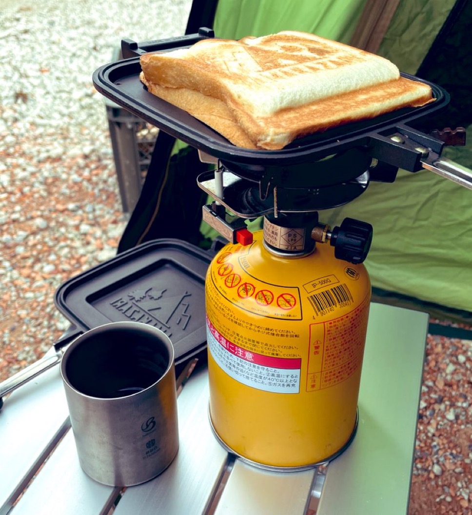 シングルバーナーでトーストを焼いているところ
