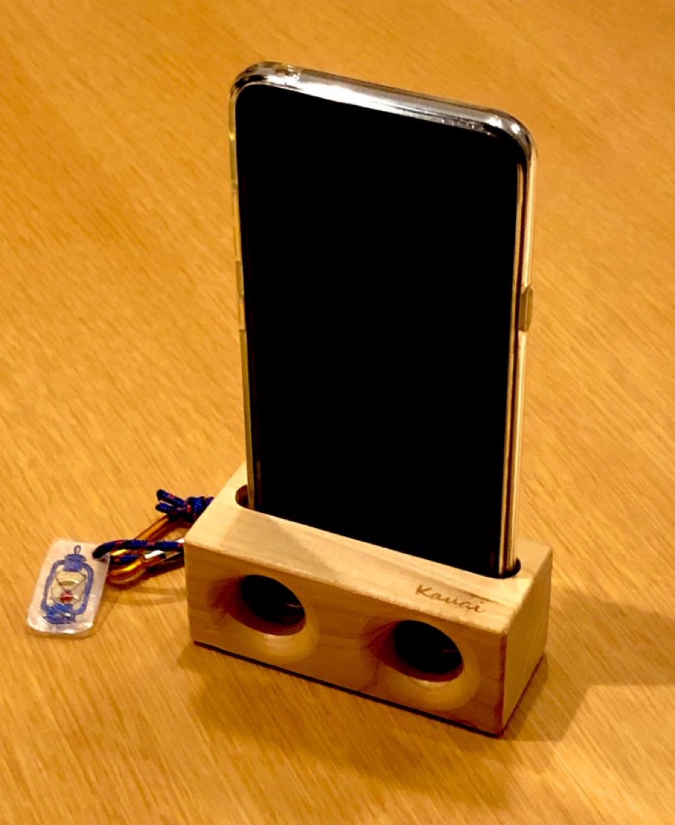 ふるさと納税でもらった木製のスマートフォンスピーカー