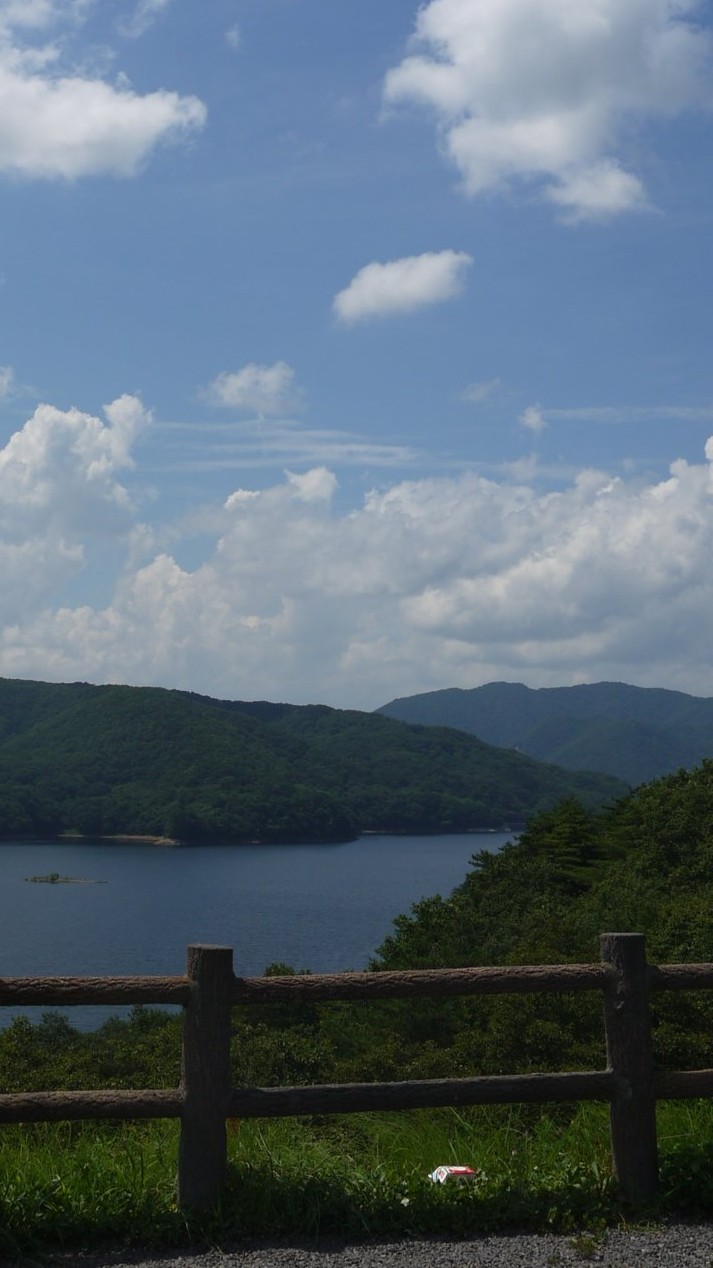 羽鳥湖と山並みを縦位置で撮った風景