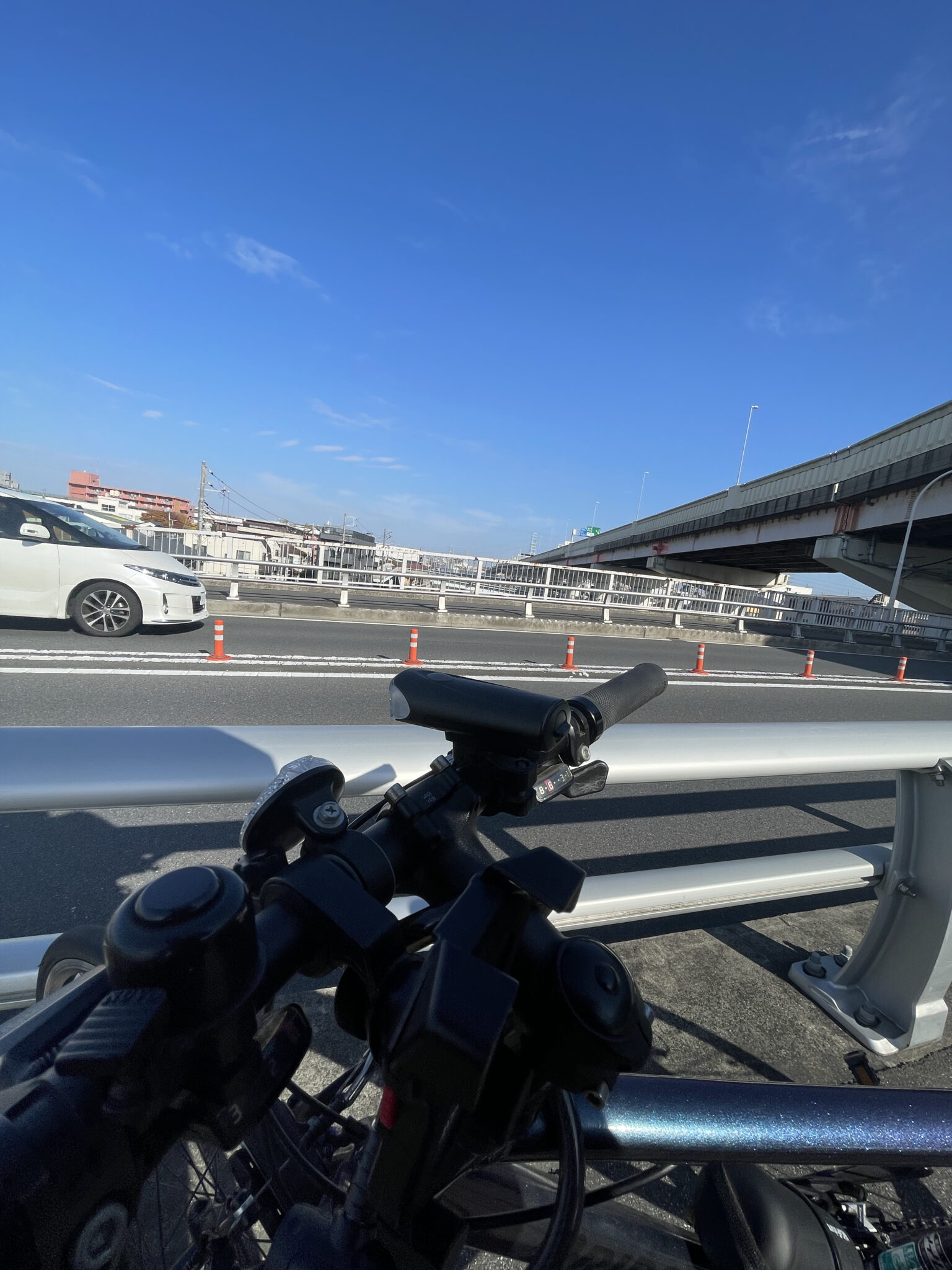 車に積み込んだクロスバイク