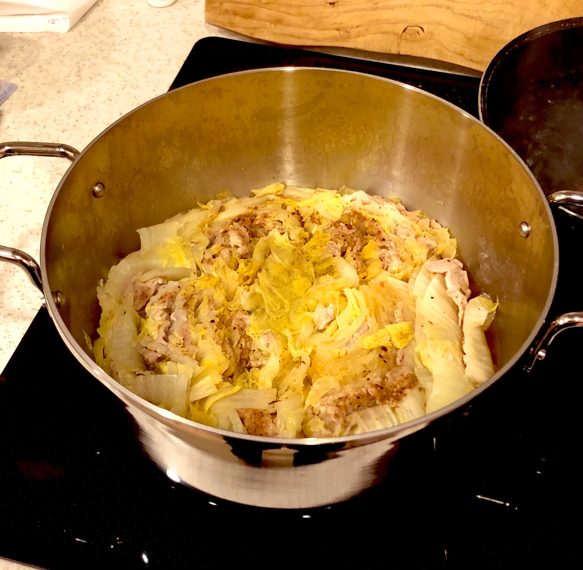 ダッチオーブンで作った白菜と豚肉のミルフィーユ鍋