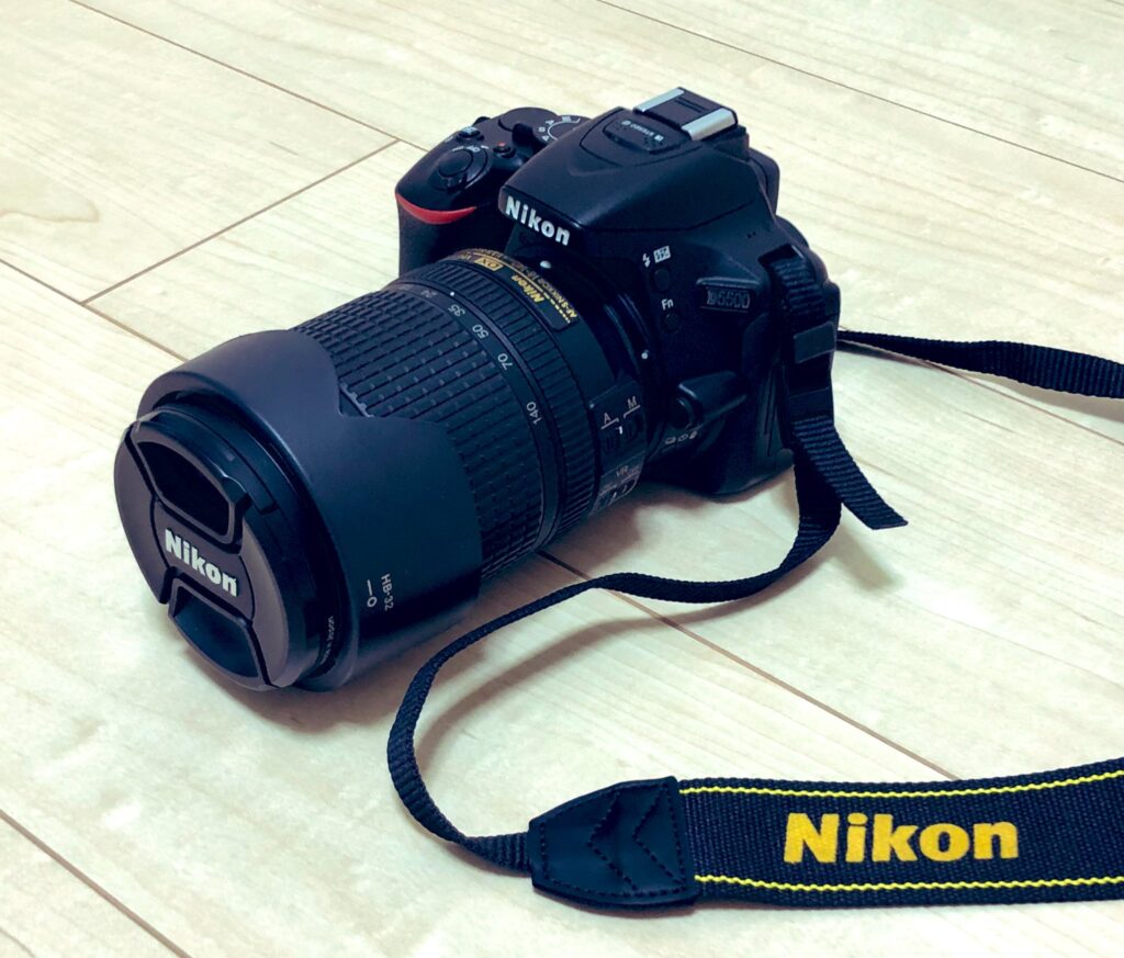 ECoが使っている一眼レフ Nikon D5500。この3つの設定で焗き火を撮っています