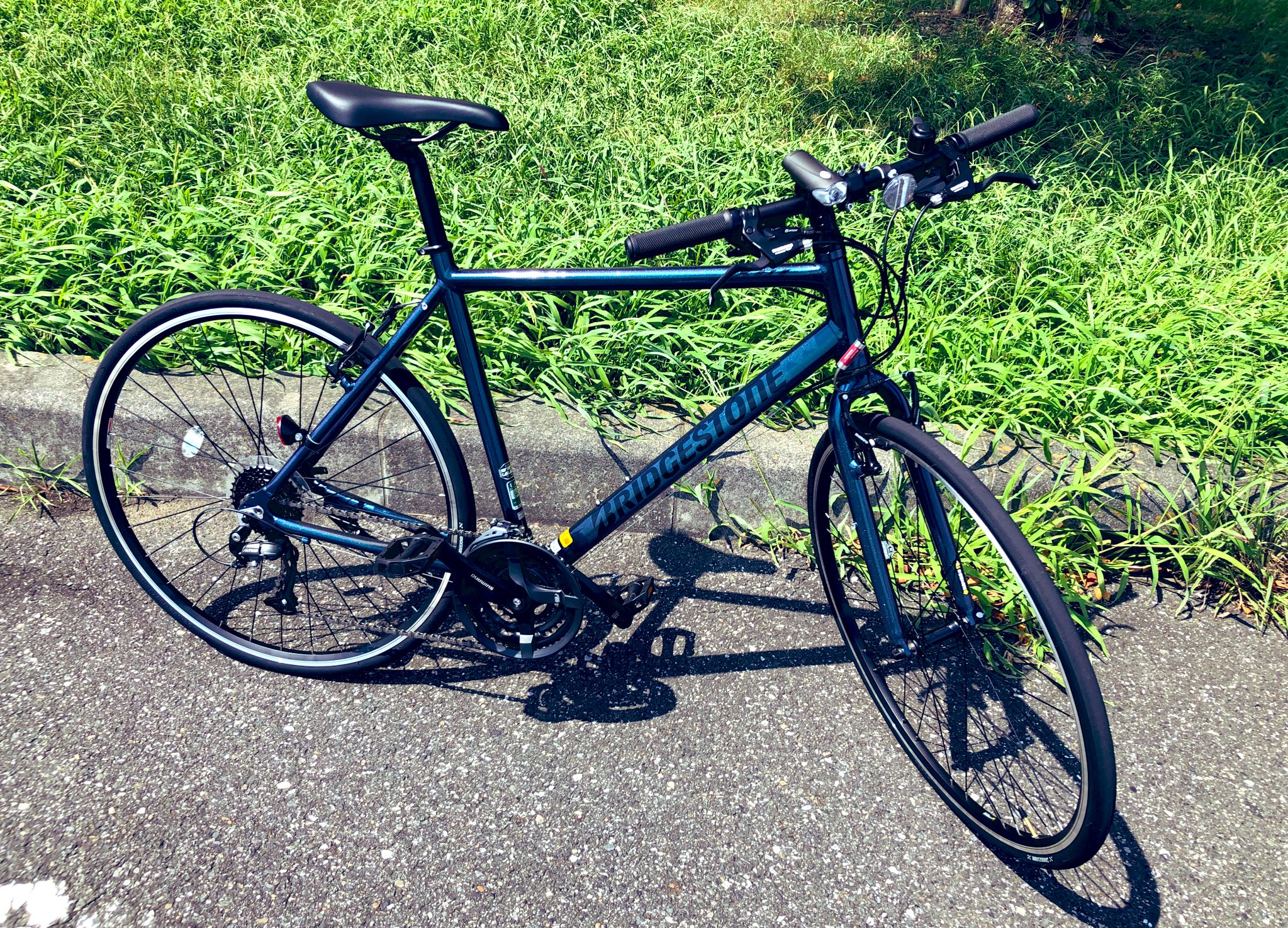 室内の壁ぎわに置いたクロスバイク