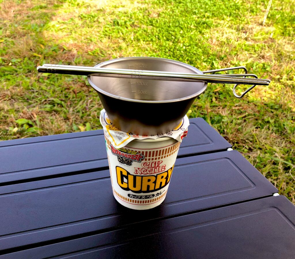 シェラカップを乗せたカップラーメンと箸