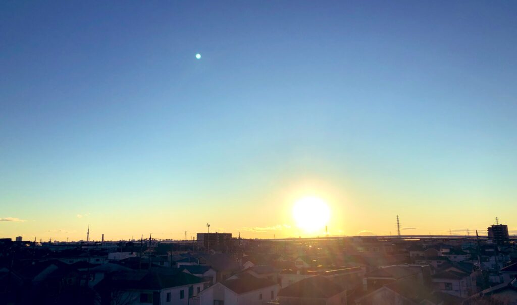 冬の低い夕日とサイクリング道