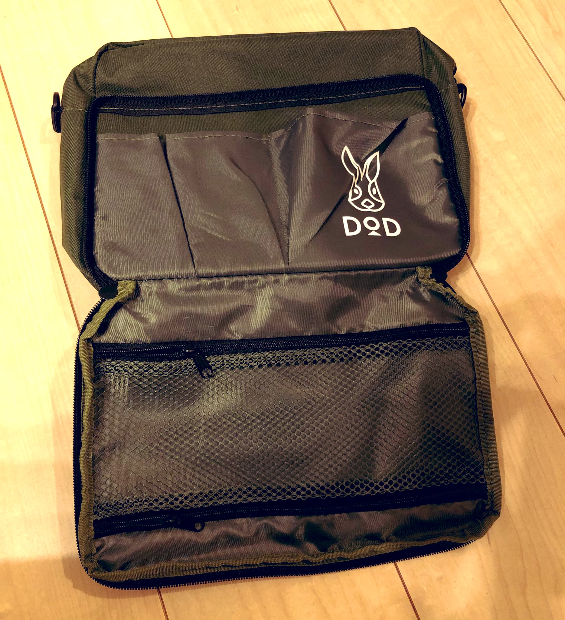 DODのショルダーバッグを開いて中身を見たところ
