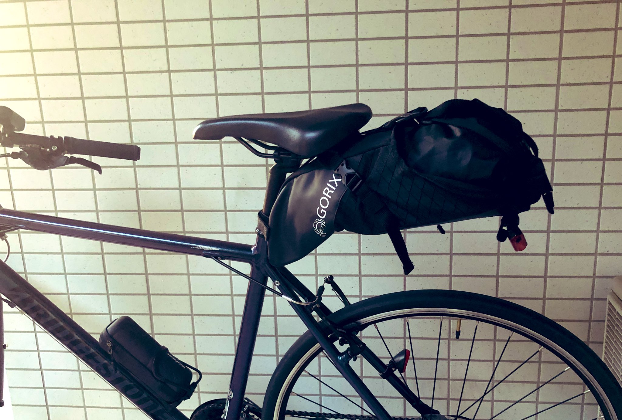 自転車で買い物 サドルバック積載の難易度が高いです… これににんじん入れたら、後ろにおじぎしてタイヤに衝突… 野菜の重量感を実感しました…