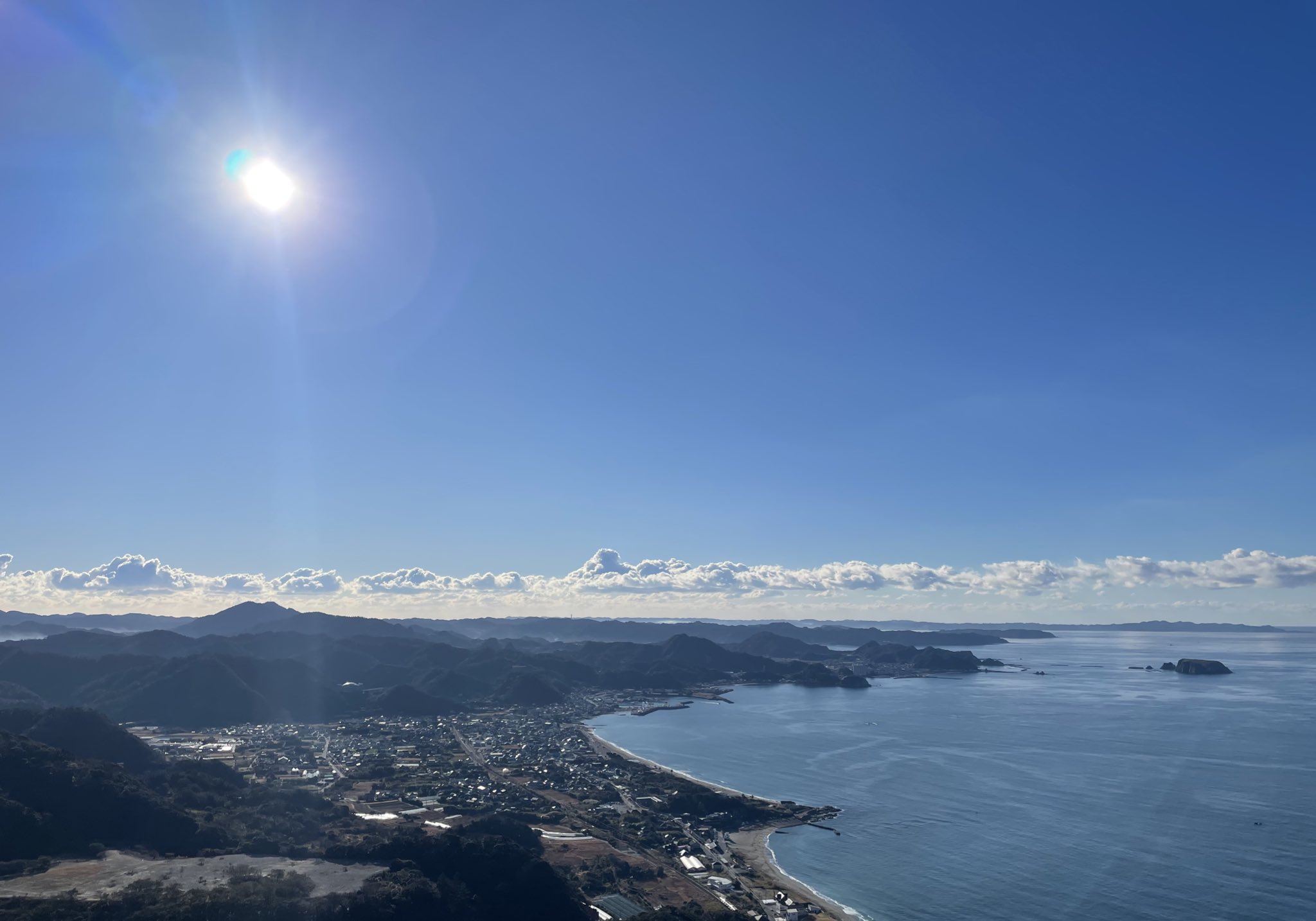 高台から見た湖と山の絶景