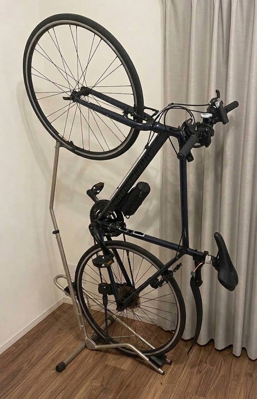 縦置きスタンドを使って部屋の壁ぎわに立てて保管しているクロスバイク