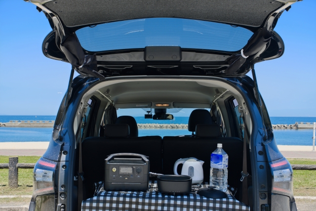 海辺に停めた車の荷室に積んだ、ポータブル電源と電気ケトル