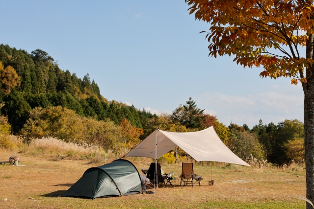 紅葉の始まったキャンプ場に張ったドームテントとタープ