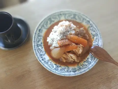 ごはんに野菜たっぷりのカレーをかけたひと皿とマグカップ