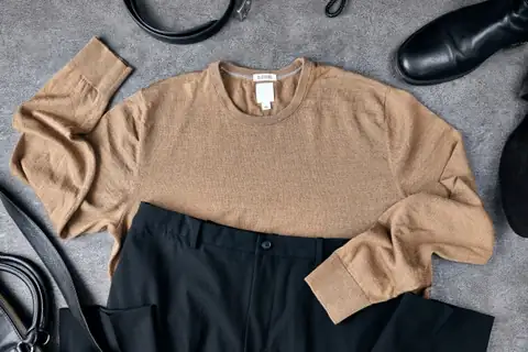 ニットとパンツを並べた、きれいめでシンプルな服のイメージ