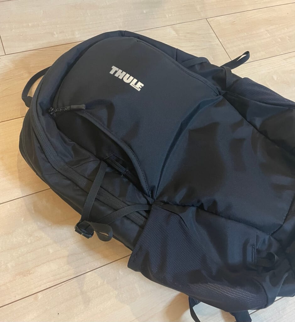 ECoの通勤リュック(Thule EnRoute)の正面ポケットと、両側のメッシュポケット