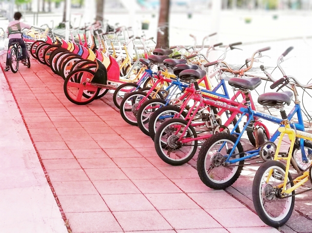 交通公園に並ぶ、子ども用の貸し自転車